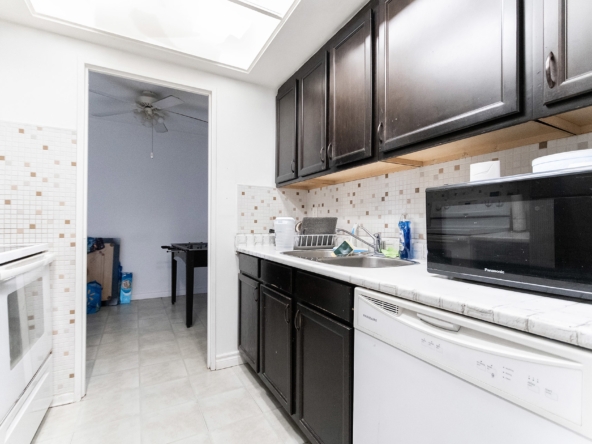 1535 Lakeshore Road East #1206 - Kitchen