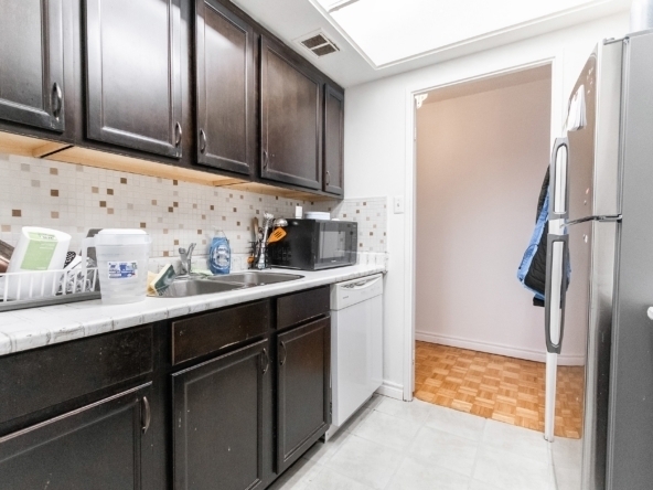 1535 Lakeshore Road East #1206 - Kitchen