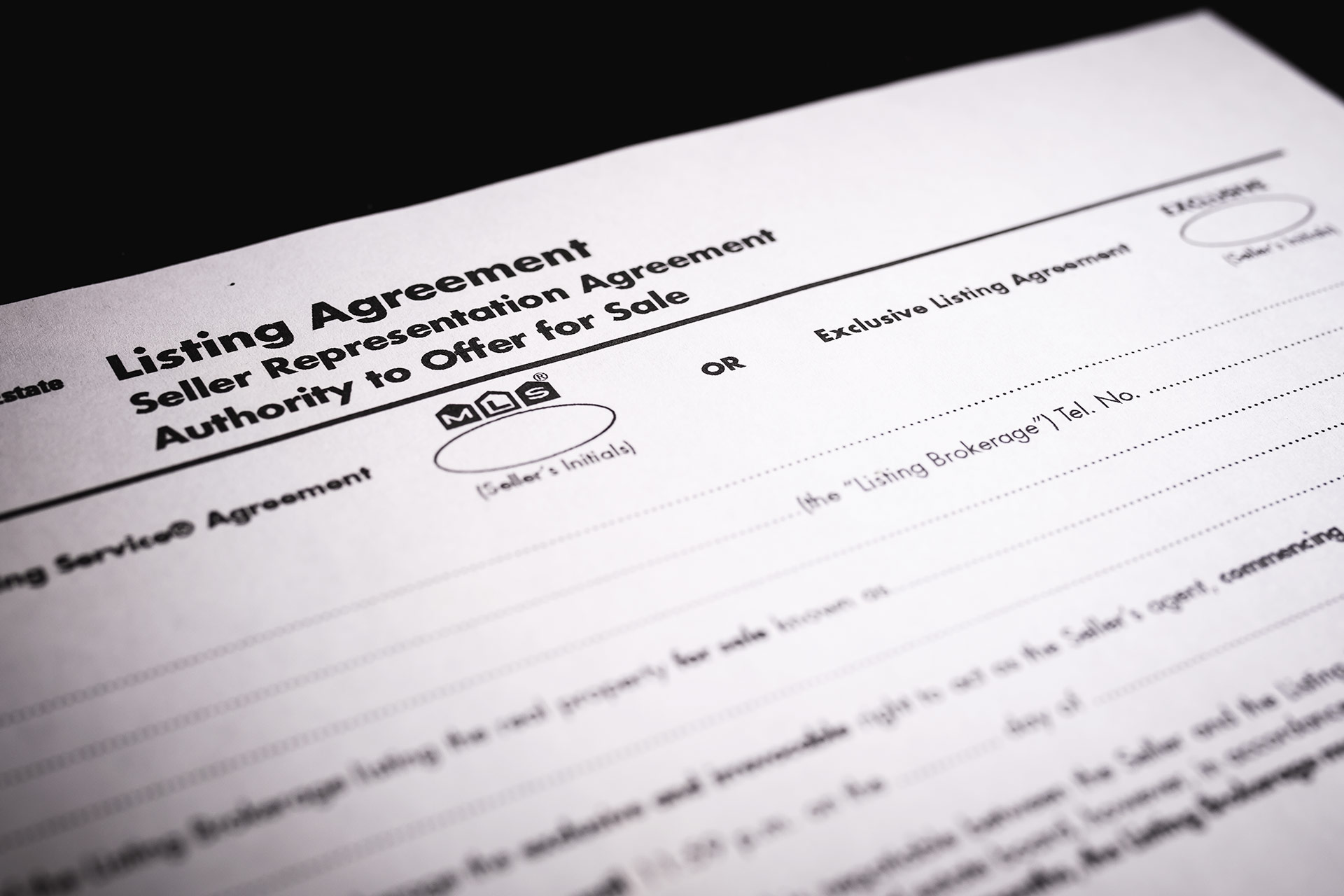 Image of a blank listing agreement with a focus on two signature block. One for an MLS® listing and one for an exclusive listing.