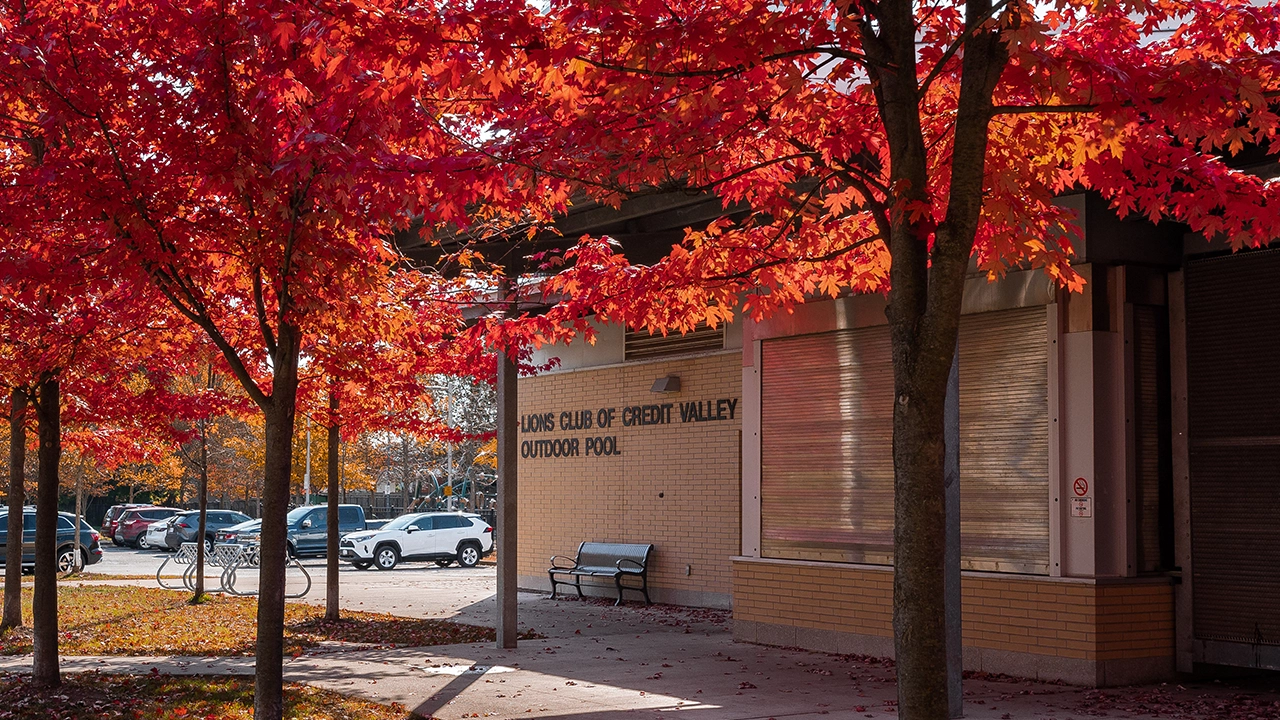 An image of the exterior of lions club of credit valley outdoor pool located in Port Credit, Mississauga.