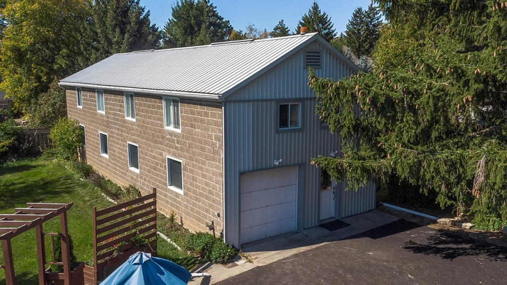 An image of an auxiliary building.
