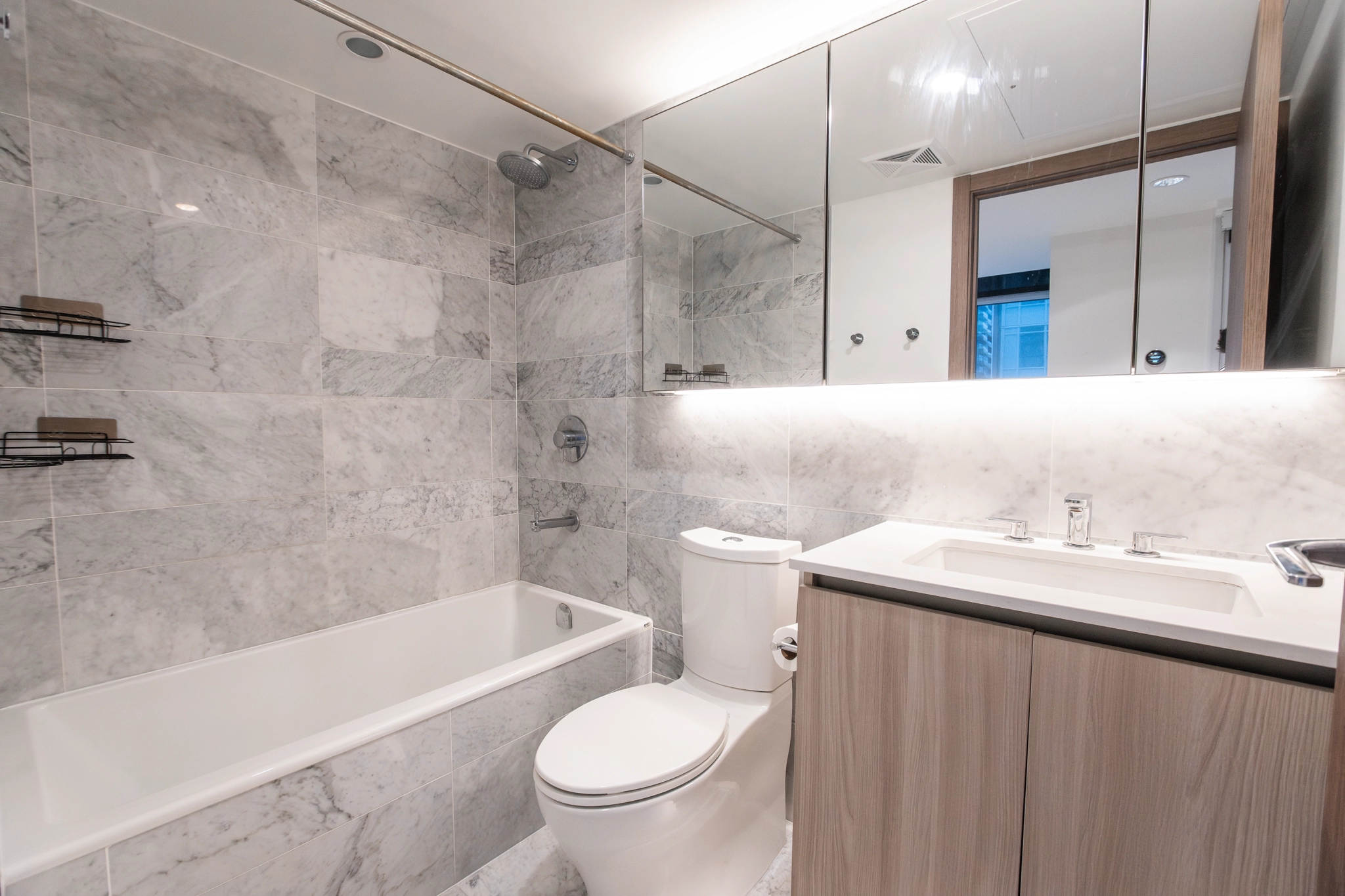 17 Bathurst Street Unit 902 - ensuite bathroom
