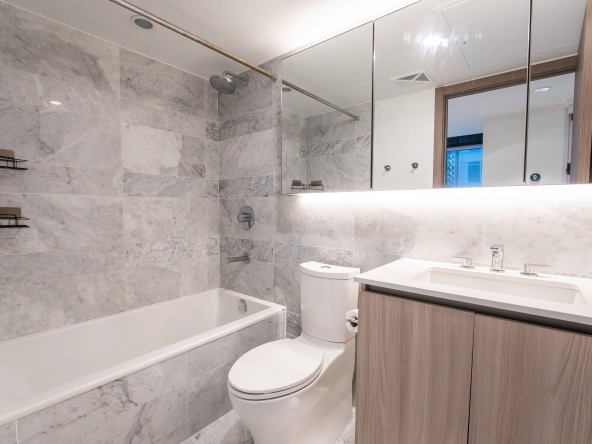 17 Bathurst Street Unit 902 - ensuite bathroom