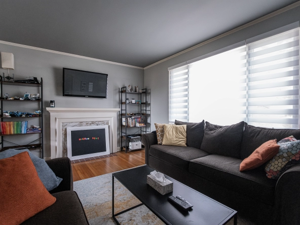 Living room image of 1510 Applewood Road located in Mississauga, Ontario.