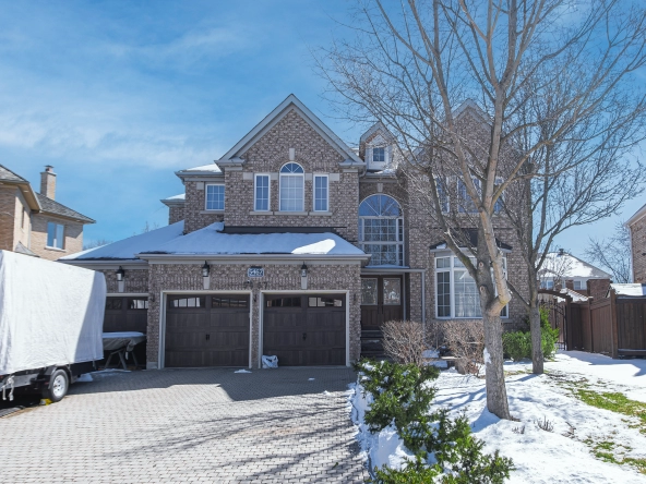 Exterior image of 5467 Bimini Court located in Central Erin Mills, close to Streetsville in Mississauga, Ontario, Canada.