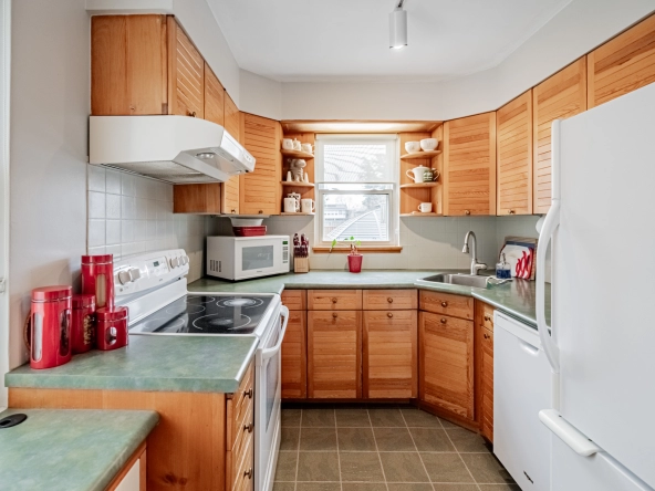 Kitchen image of 1510 Applewood Road located in Applewood of Mississauga. Listed by Marco Pedri - Broker with Shoreline Realty Corp., Brokerage.
