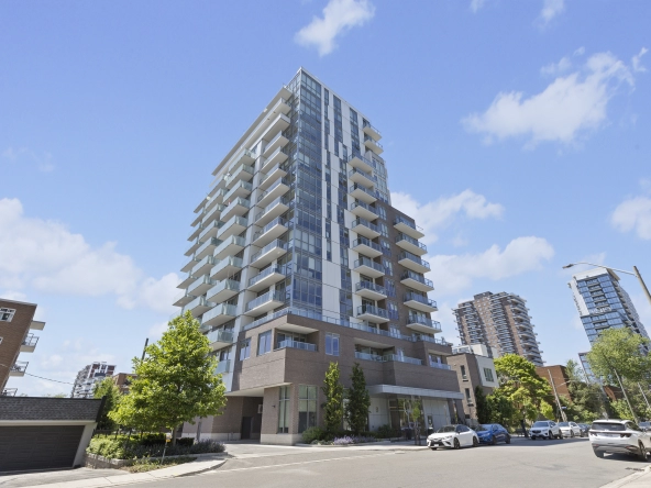 Exterior image of 8 Ann Street located in Port Credit, Mississauga.