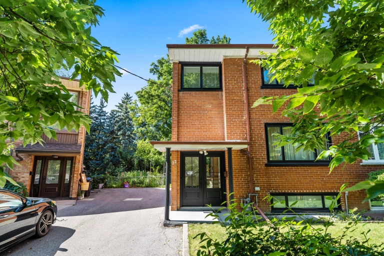 Exterior image of 17 Cabot Court located in Toronto, Ontario