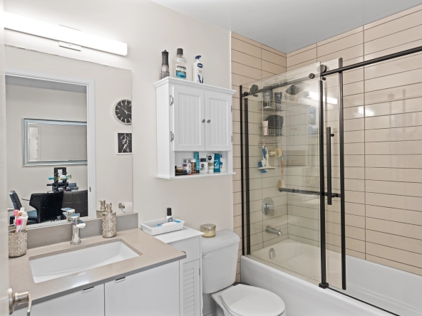 Bathroom of 1117 Cooke Boulevard unit A107 located in the LaSalle neighbourhood of Burlington, Ontario, Canada. The unit is available for lease by Burlington rental agent, Marco Pedri.