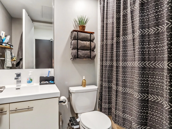 Bathroom 5 Valhalla Inn Road unit 1710. A condo listed for rent in Etobicoke by Etobicoke real estate agent Marco Pedri - Broker with Shoreline Realty.