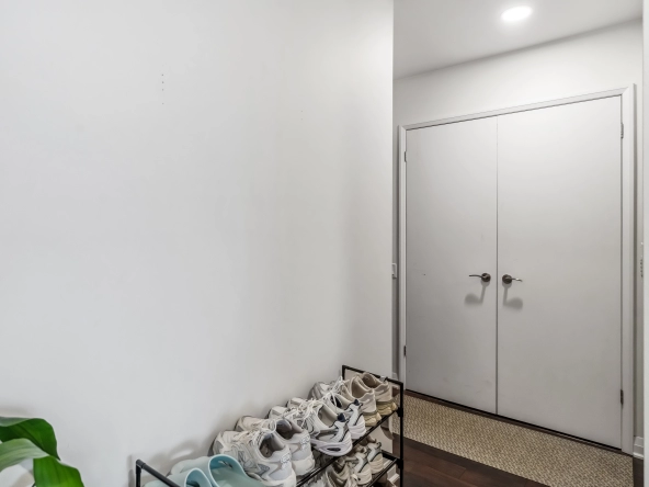 Hallway of 5 Valhalla Inn Road unit 1710. A condo listed for rent in Etobicoke by Etobicoke real estate agent Marco Pedri - Broker with Shoreline Realty.
