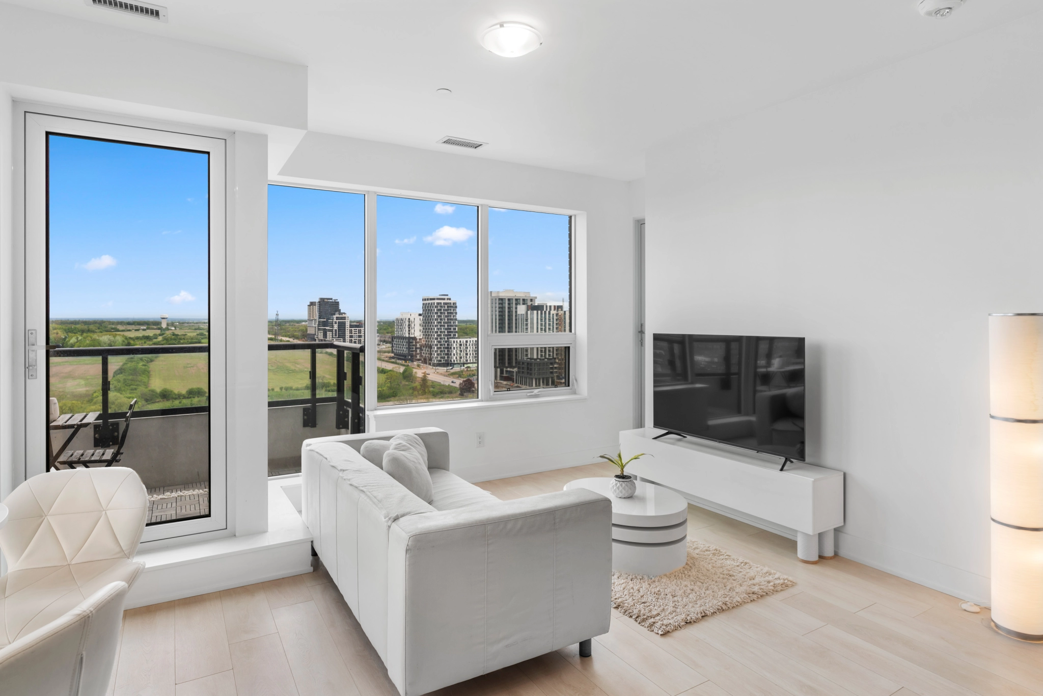 Living room of 2489 Taunton Road unit 1414 listed by Marco Pedri, broker with Shoreline Realty Corp., Brokerage