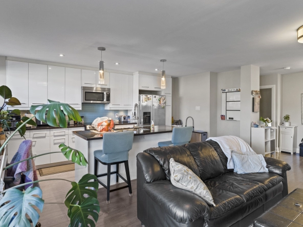 Living room and kitchen of 608 Raphael Avenue #Lower which is currently listed for lease by Port Credit real estate agent Marco Pedri, broker with Shoreline Realty Corp., Brokerage.