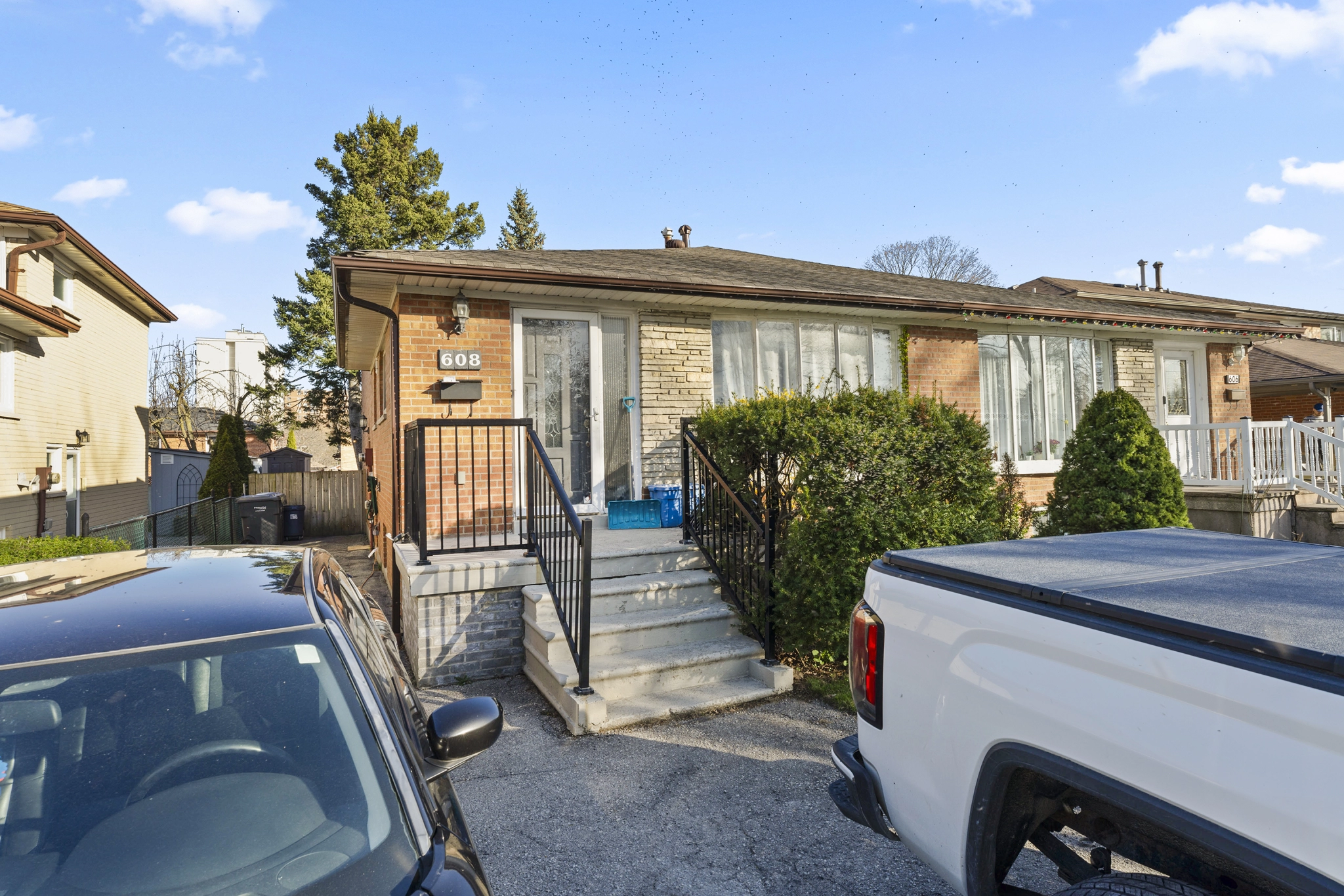 Front yard of 608 Raphael Avenue #Lower which is currently listed for lease by Port Credit real estate agent Marco Pedri, broker with Shoreline Realty Corp., Brokerage.