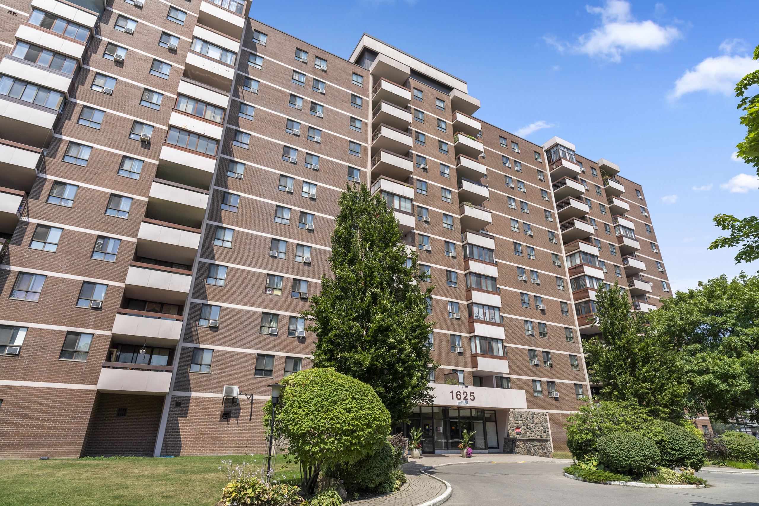 Exterior image of 1625 Bloor Street West - a property located in Mississauga listed for lease by Mississauga rental agent Marco Pedri, Broker with Shoreline Realty Corp., Brokerage.